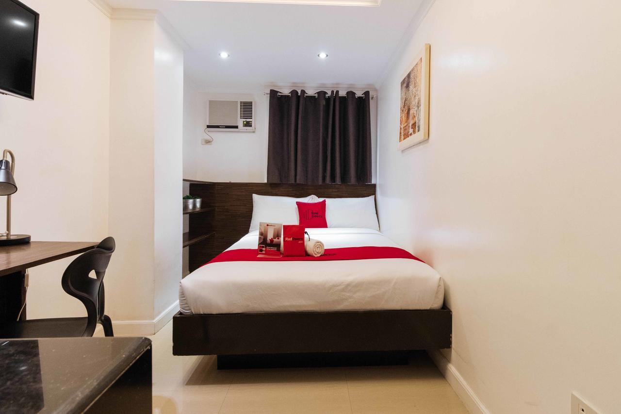 Reddoorz Plus @ Poblacion Makati Макати Экстерьер фото