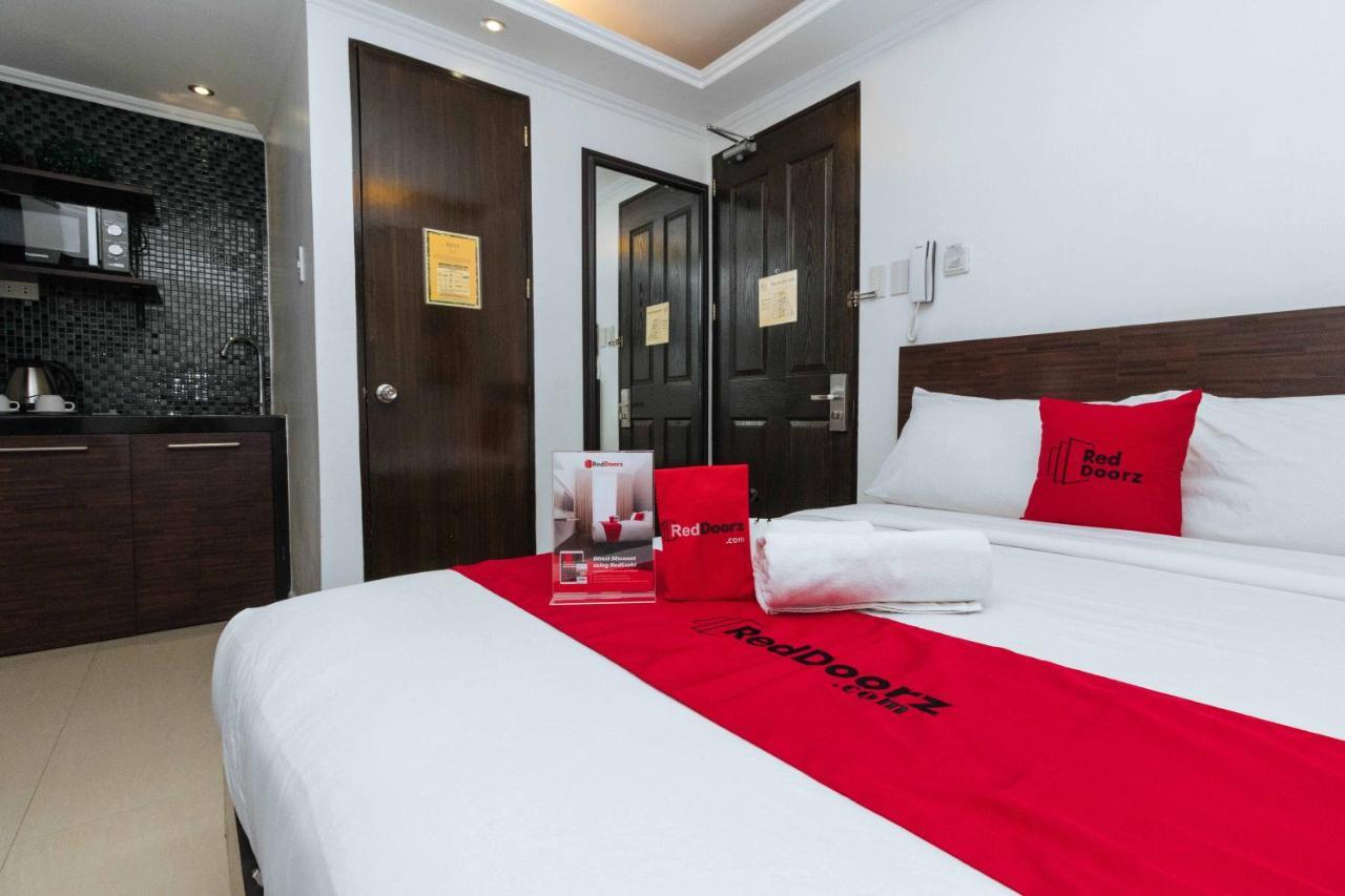 Reddoorz Plus @ Poblacion Makati Макати Экстерьер фото