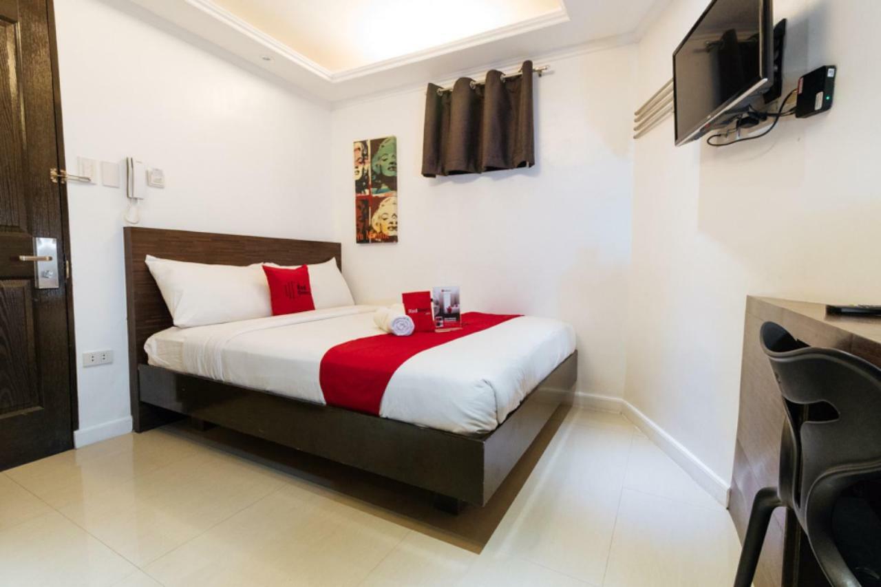 Reddoorz Plus @ Poblacion Makati Макати Экстерьер фото