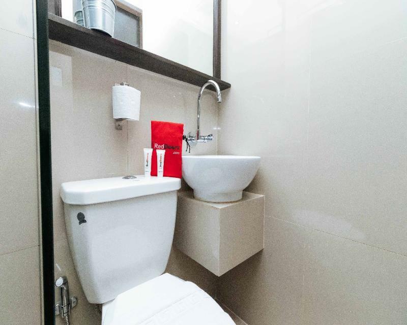 Reddoorz Plus @ Poblacion Makati Макати Экстерьер фото