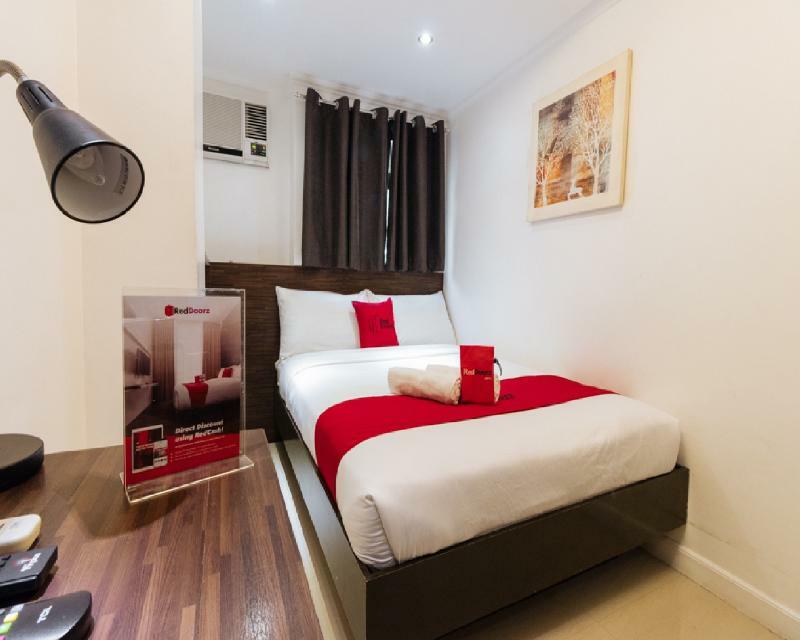 Reddoorz Plus @ Poblacion Makati Макати Экстерьер фото